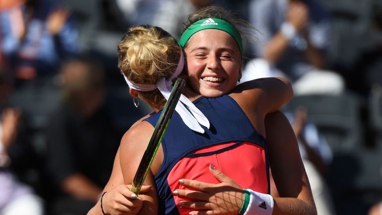 Четверг. Париж. Тимеа БАЧИНСКИ (на переднем плане) поздравляет Елену ОСТАПЕНКО с победой. Фото AFP Четверг. Париж. Тимеа БАЧИНСКИ (на переднем плане) поздравляет Елену ОСТАПЕНКО с победой. Фото AFP