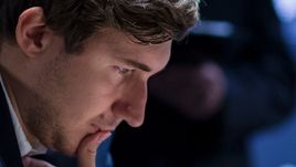 Крамник лидирует, Карякин преследует