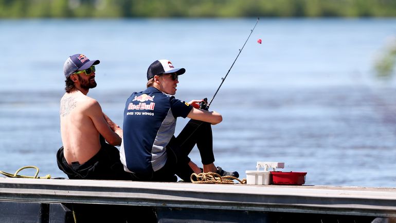 Даниил КВЯТ (справа) и выдающийся канадский шорт-трекист Шарль АМЛЕН. Фото AFP Даниил КВЯТ (справа) и выдающийся канадский шорт-трекист Шарль АМЛЕН. Фото AFP