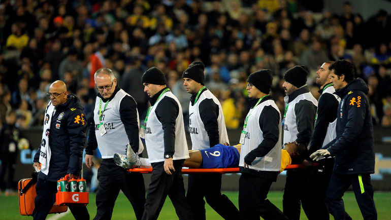 Габриэл ЖЕЗУС покидает поле на носилках. Фото REUTERS Габриэл ЖЕЗУС покидает поле на носилках. Фото REUTERS