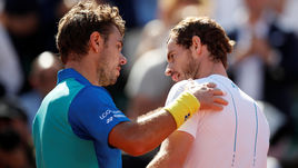 Сегодня. Париж. Стэн ВАВРИНКА (слева) обыграл Энди МАРРЭЯ и во второй раз за три года вышел в финал Roland Garros.