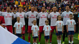 Пятница. Москва. Россия - Чили - 1:1. Игроки сборной в майках в поддержку травмированного Романа Зобнина.