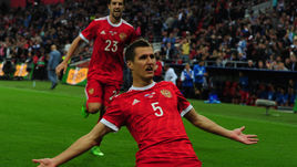 Вчера. Москва. Россия - Чили - 1:1. 67-я минута. Радость Виктора ВАСИНА (№ 5) - только что он сравнял счет с подачи Дмитрия КОМБАРОВА.