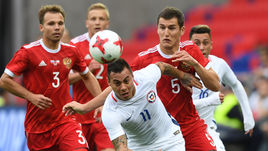 Пятница. Москва. Россия - Чили - 1:1. Виктор ВАСИН (справа) и Роман ШИШКИН против Эдуардо ВАРГАСА.