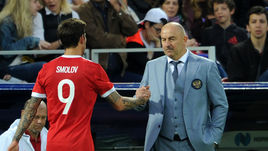 Вчера. Москва. Россия - Чили - 1:1. Главный тренер сборной России Станислав ЧЕРЧЕСОВ (справа) и нападающий Федор СМОЛОВ.