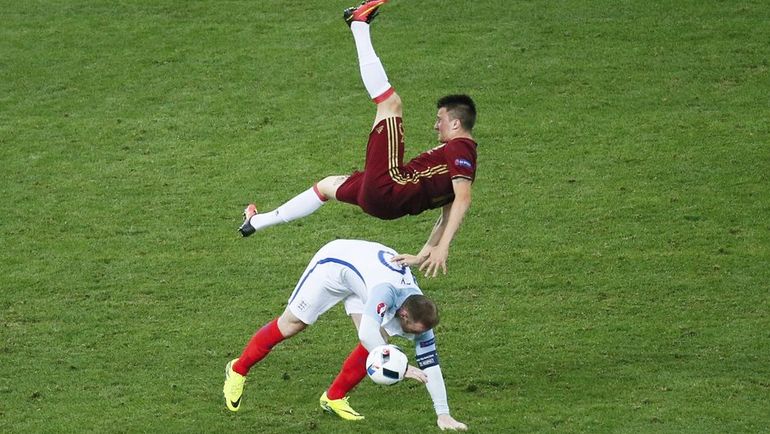 11 июня 2016 года. Марсель. Россия - Англия - 1:1. В борьбе Александр ГОЛОВИН и Уэйн РУНИ. Фото REUTERS 11 июня 2016 года. Марсель. Россия - Англия - 1:1. В борьбе Александр ГОЛОВИН и Уэйн РУНИ. Фото REUTERS