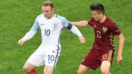 11 июня 2016 года. Марсель. Россия - Англия - 1:1. В борьбе Александр ГОЛОВИН (справа) и Уэйн РУНИ.