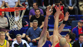 Виктор ХРЯПА и Джеймс ОГАСТИН блокируют Алексея ШВЕДА.