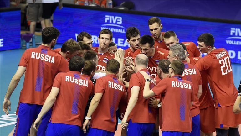 Россияне празднуют победу. Фото FIVB Россияне празднуют победу. Фото FIVB