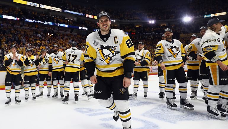 Сидни КРОСБИ (в центре) признан самым ценным игроком плей-офф. Фото AFP Сидни КРОСБИ (в центре) признан самым ценным игроком плей-офф. Фото AFP