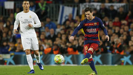 Лионель МЕССИ (справа) против КРИШТИАНУ РОНАЛДУ.