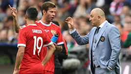 Нападающий сборной России Федор СМОЛОВ, полузащитник Александр САМЕДОВ (№19) и главный тренер Станислав ЧЕРЧЕСОВ (справа).