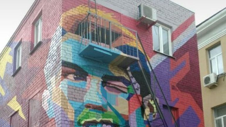 Так встречают Криштиану Роналду в Казани. Это очень старый дом и находится на улице Чернышевского. Именно сюда будут выходить окна из отеля сборной Португалии. Так встречают Криштиану Роналду в Казани. Это очень старый дом и находится на улице Чернышевского. Именно сюда будут выходить окна из отеля сборной Португалии.