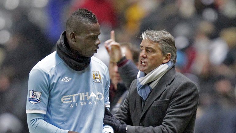 Роберто МАНЧИНИ (справа) и Марио БАЛОТЕЛЛИ. Фото AFP Роберто МАНЧИНИ (справа) и Марио БАЛОТЕЛЛИ. Фото AFP