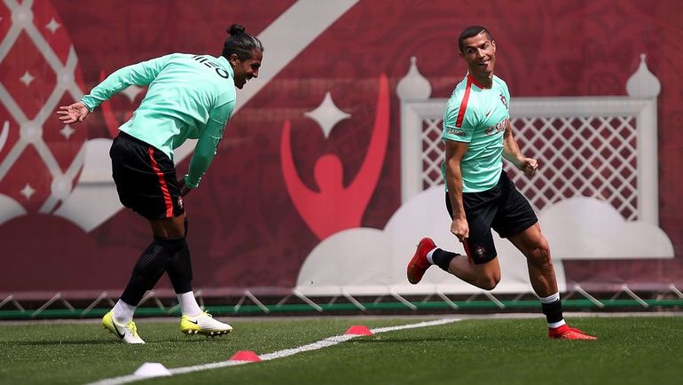 Четверг. Казань. КРИШТИАНУ РОНАЛДУ (справа) и Бруну АЛВЕШ. Фото AFP Четверг. Казань. КРИШТИАНУ РОНАЛДУ (справа) и Бруну АЛВЕШ. Фото AFP