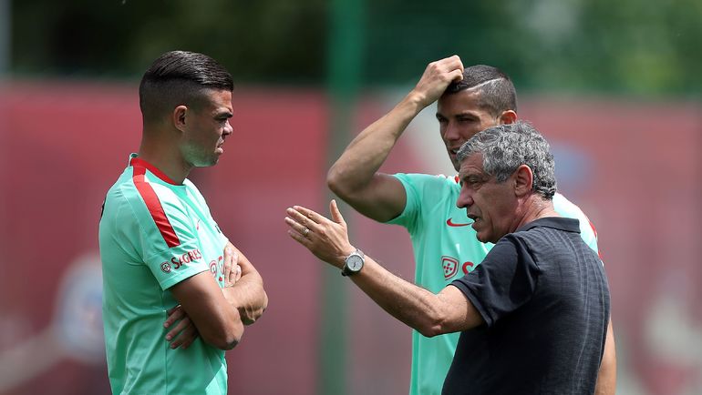 Четверг. Казань. Главный тренер сборной Португалии Фернанду САНТУШ (слева), КРИШТИАНУ РОНАЛДУ (в центре) и ПЕПЕ на тренировке. Фото AFP Четверг. Казань. Главный тренер сборной Португалии Фернанду САНТУШ (слева), КРИШТИАНУ РОНАЛДУ (в центре) и ПЕПЕ на тренировке. Фото AFP