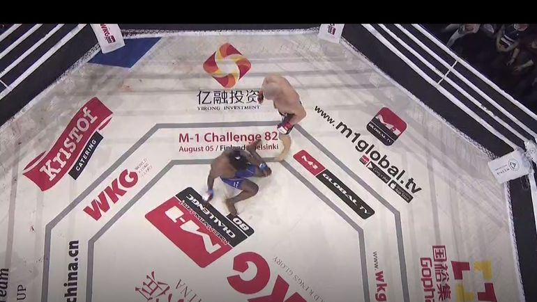 СОКУДЖУ пропускает удар и падает. СОКУДЖУ пропускает удар и падает.