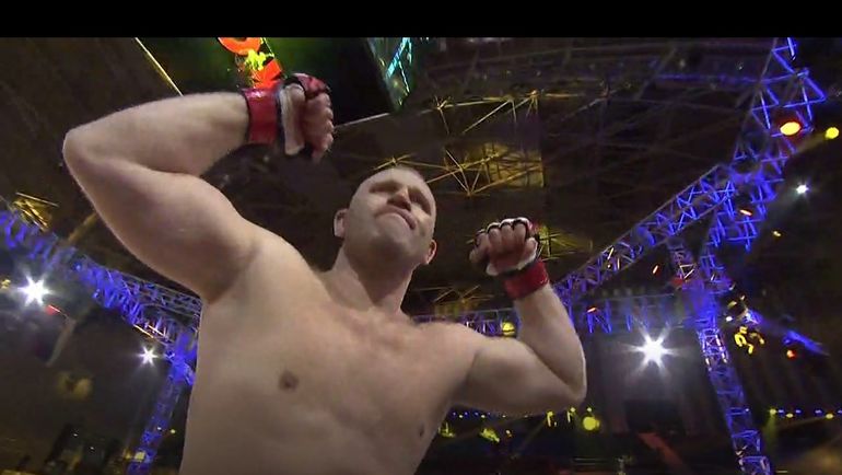 ХАРИТОНОВ празднует победу. ХАРИТОНОВ празднует победу.