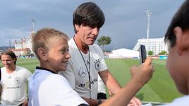 Лено заговорил по-русски, Лев ушел по-английски