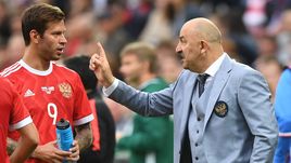 Федор СМОЛОВ и главный тренер сборной России Станислав ЧЕРЧЕСОВ.