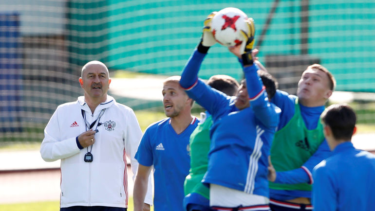 Станислав ЧЕРЧЕСОВ проводит тренировку сборной. Фото REUTERS Станислав ЧЕРЧЕСОВ проводит тренировку сборной. Фото REUTERS