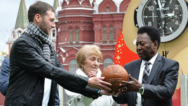 Сегодня. Москва. Внук Льва Яшина Василий ФРОЛОВ и Валентина ЯШИНА дарят ПЕЛЕ футбольный мяч.