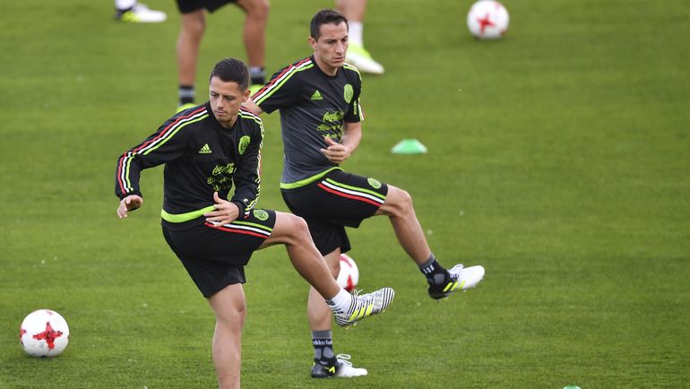 15 июня. Казань. Хавьер ЭРНАНДЕС (слева) и Андрес ГУАРДАДО на тренировке сборной Мексики. Фото AFP 15 июня. Казань. Хавьер ЭРНАНДЕС (слева) и Андрес ГУАРДАДО на тренировке сборной Мексики. Фото AFP