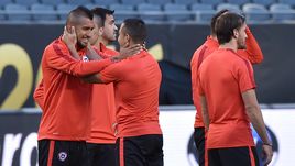 Чили - без основного вратаря, Камерун - без левого защитника