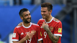 Сегодня. Санкт-Петербург. Россия - Новая Зеландия - 2:0. Федор СМОЛОВ (справа) и Александр САМЕДОВ.