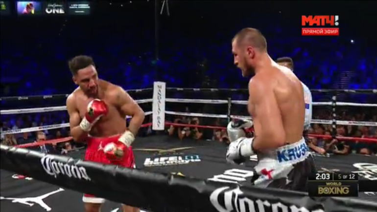 Начало боя осталось за Ковалевым. Фото Матч ТВ Начало боя осталось за Ковалевым. Фото Матч ТВ