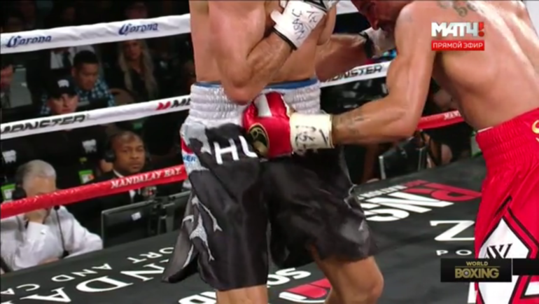 Часть ударов из финальной серии в исполнении Уорда была явно нацелена ниже, чем разрешается правилами. Фото Матч ТВ Часть ударов из финальной серии в исполнении Уорда была явно нацелена ниже, чем разрешается правилами. Фото Матч ТВ