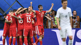 Суббота. Санкт-Петербург. Россия - Новая Зеландия. Хозяева празднуют гол Дениса ГЛУШАКОВА.