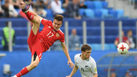 Суббота. Санкт-Петербург. Россия - Новая Зеландия - 2:0. Александр ГОЛОВИН (слева) произвел благоприятное впечатление своей игрой.
