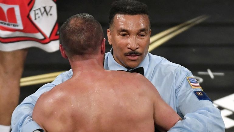 Судья Тони УИКС останавливает бой. Фото AFP Судья Тони УИКС останавливает бой. Фото AFP