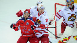 Артур КУЛДА (в центре) против ЦСКА.