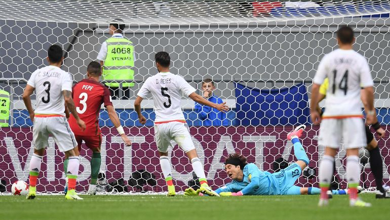 Сегодня. Казань. Португалия - Мексика. Мяч влетает в ворота мексиканцев. Фото Сегодня. Казань. Португалия - Мексика. Радость ПЕПЕ преждевременна: взятие ворот будет отменено, AFP Сегодня. Казань. Португалия - Мексика. Мяч влетает в ворота мексиканцев. Фото Сегодня. Казань. Португалия - Мексика. Радость ПЕПЕ преждевременна: взятие ворот будет отменено, AFP