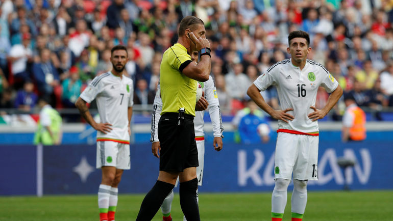 Главный судья Нестор ПИТАНА обращается за подсказкой видеоарбитра. Фото REUTERS Главный судья Нестор ПИТАНА обращается за подсказкой видеоарбитра. Фото REUTERS