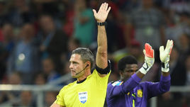 Воскресенье. Москва. Камерун – Чили – 0:2. 45+2-я минута. Главный судья встречи Дамир СКОМИНА отметил гол чилийцев после помощи видеоассистентов.