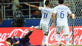 Сегодня. Москва. Камерун - Чили - 0:2. 45+1-я минута. Назасчитанный гол Эдуардо ВАРГАСА.