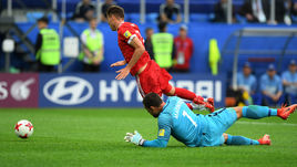 Суббота. Санкт-Петербург. Россия - Новая Зеландия - 2:0. 14-я минута. Вратарь Стефан МАРИНОВИЧ правым коленом бьет Дмитрия ПОЛОЗА в голеностоп и сбивает нашего нападающего. Судья Вильмар Рольдан пенальти не назначает и не обращается к помощи видеоассистентов.