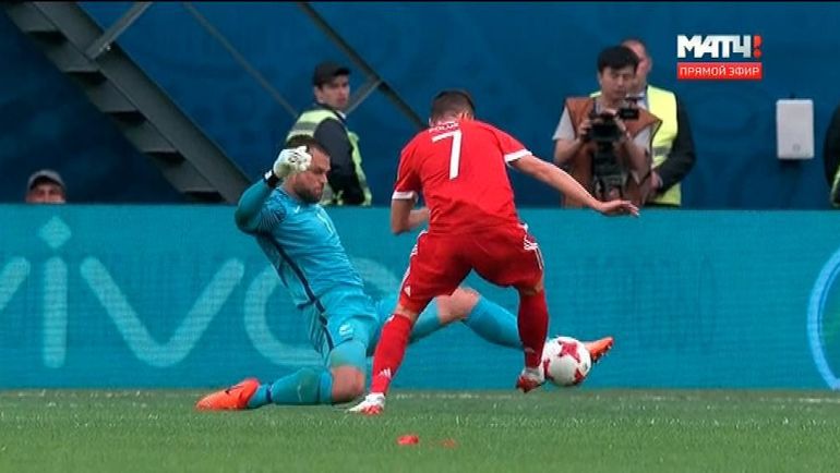 Стефан МАРИНОВИЧ сбивает Дмитрия ПОЛОЗА. Стефан МАРИНОВИЧ сбивает Дмитрия ПОЛОЗА.