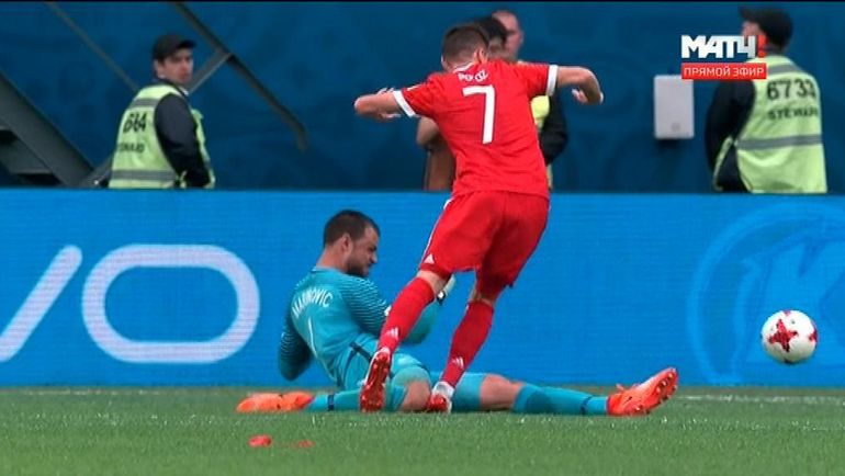 Стефан МАРИНОВИЧ сбивает Дмитрия ПОЛОЗА. Стефан МАРИНОВИЧ сбивает Дмитрия ПОЛОЗА.