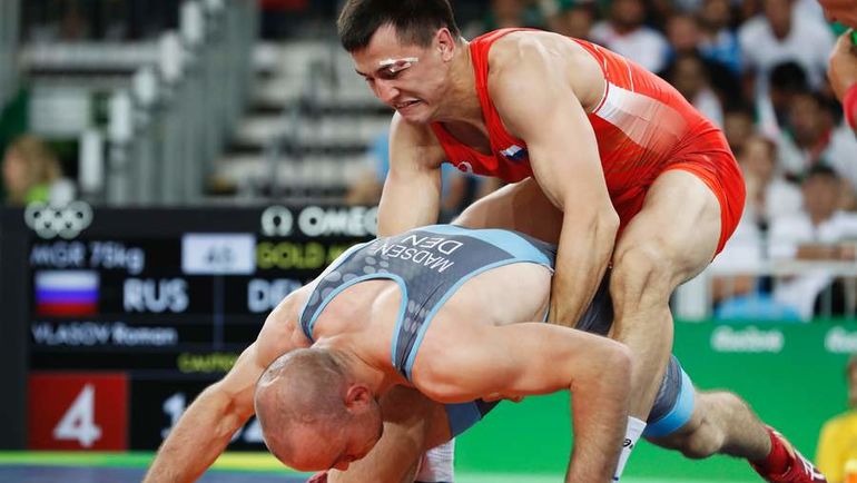 Роман ВЛАСОВ (в красном). Фото AFP Роман ВЛАСОВ (в красном). Фото AFP