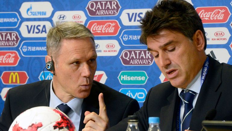 Марко ВАН БАСТЕН (слева) и Массимо БУЗАККА: нужно судить по другим правилам? Фото AFP Марко ВАН БАСТЕН (слева) и Массимо БУЗАККА: нужно судить по другим правилам? Фото AFP