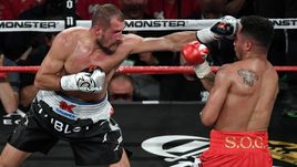 17 июня. Лас-Вегас. Сергей КОВАЛЕВ (слева) во время реванша против Андре УОРДА.