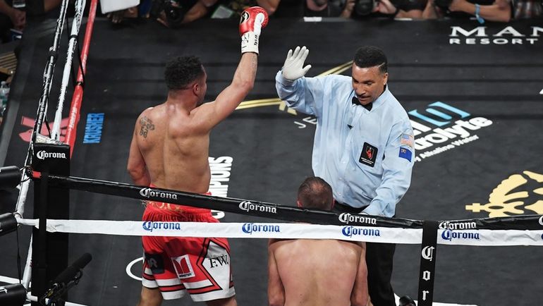 17 июня. Лас-Вегас. Андре УОРД (слева) и Сергей КОВАЛЕВ после остановки боя судьей. Фото AFP 17 июня. Лас-Вегас. Андре УОРД (слева) и Сергей КОВАЛЕВ после остановки боя судьей. Фото AFP