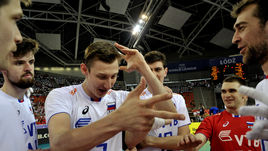 Сегодня. Катовице. Россия - Иран - 3:0. Дмитрий ВОЛКОВ (№ 7) и его партнеры празднуют третью победу за четыре дня.