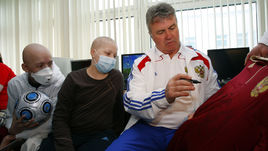 2009 год. Гус ХИДДИНК во время посещения онкологического отделения детской клинической больницы.