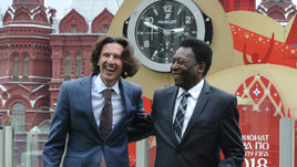 16 июня. Москва. Манежная площадь. Алексей СМЕРТИН (слева) и ПЕЛЕ.