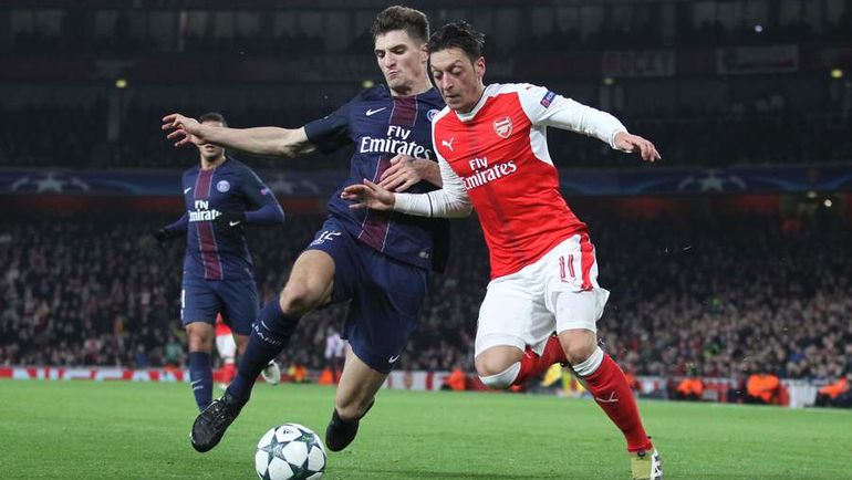 Тома МЕНЬЕ (слева) в борьбе с Месутом ЕЗИЛОМ. Фото AFP Тома МЕНЬЕ (слева) в борьбе с Месутом ЕЗИЛОМ. Фото AFP